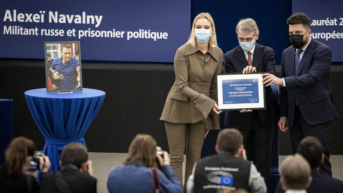 Sacharovovu cenu v Evropském parlamentu převzala jménem Navalného jeho dcera